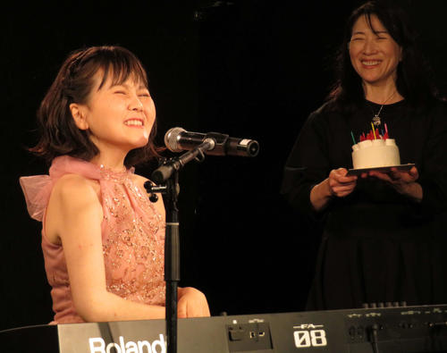 全盲シンガー佐藤ひらり「日本のスティービー・ワンダーになる！」23歳誕生日社会人初公演で