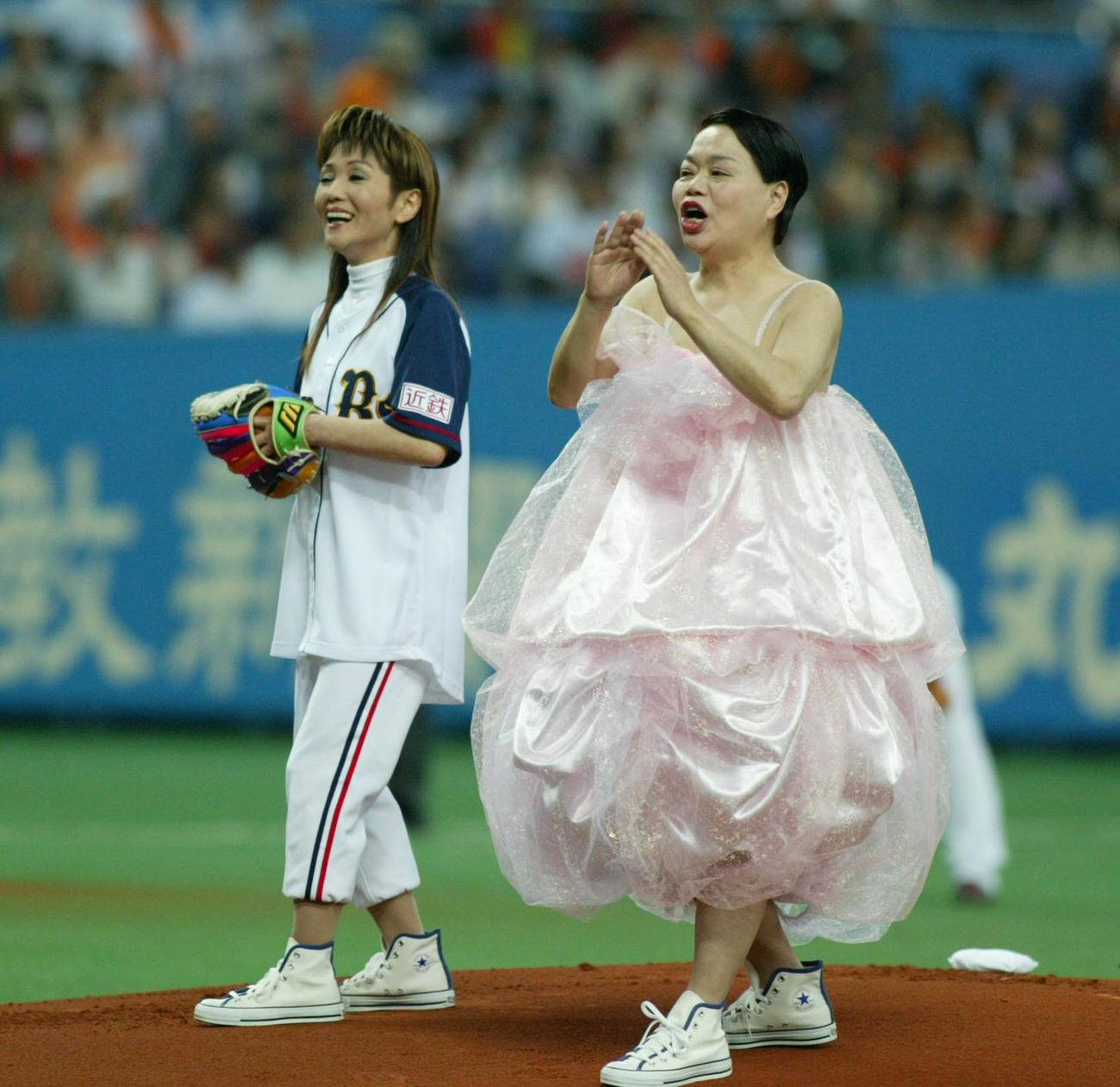 06年5月、オリックス戦で始球式に臨む今いくよさん（左）と今くるよさん