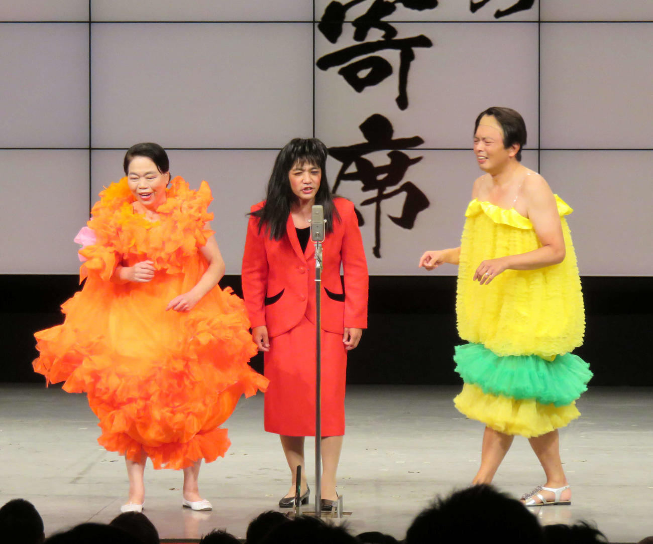 「中川家」と「今いくよ・くるよ・くるよ」を組み、舞台復帰した今くるよ（左端）（15年8月撮影）