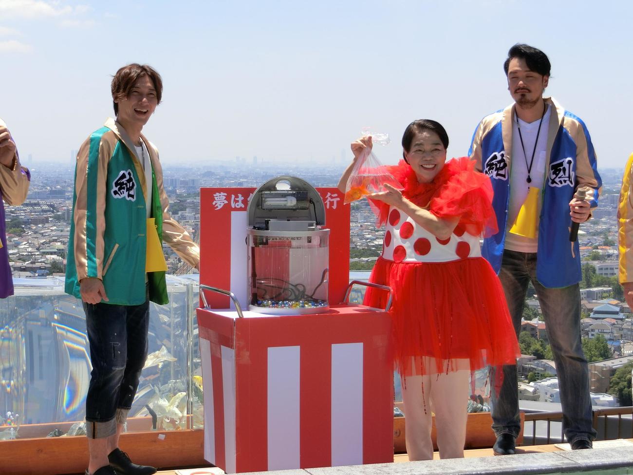 箕面観光ホテル（大阪府箕面市）で「大江戸温泉金魚物語」のオープニングイベントに出席した今くるよさん（中央）は、純烈メンバーが見守る中、「くるよ金魚」を放流（2018年7月撮影）