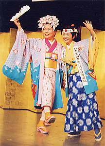 今いくよさん（右）と今くるよさんが「誉めたろう侍」の会見（2002年1月撮影）