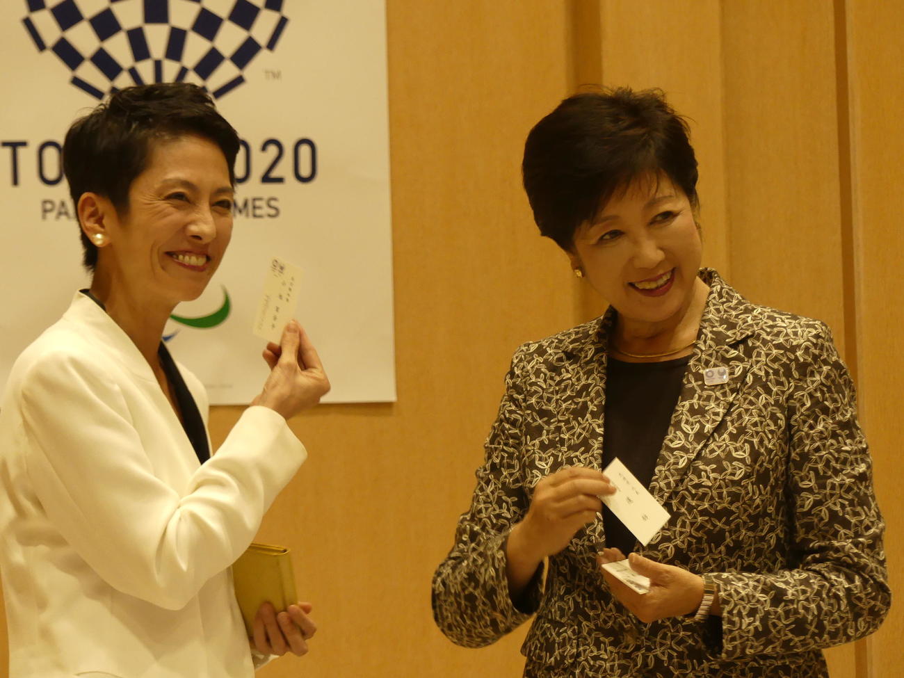 蓮舫氏は民進党代表に就任した時、都庁を表敬訪問し、小池百合子知事（右）と名刺交換（2016年9月23日撮影）