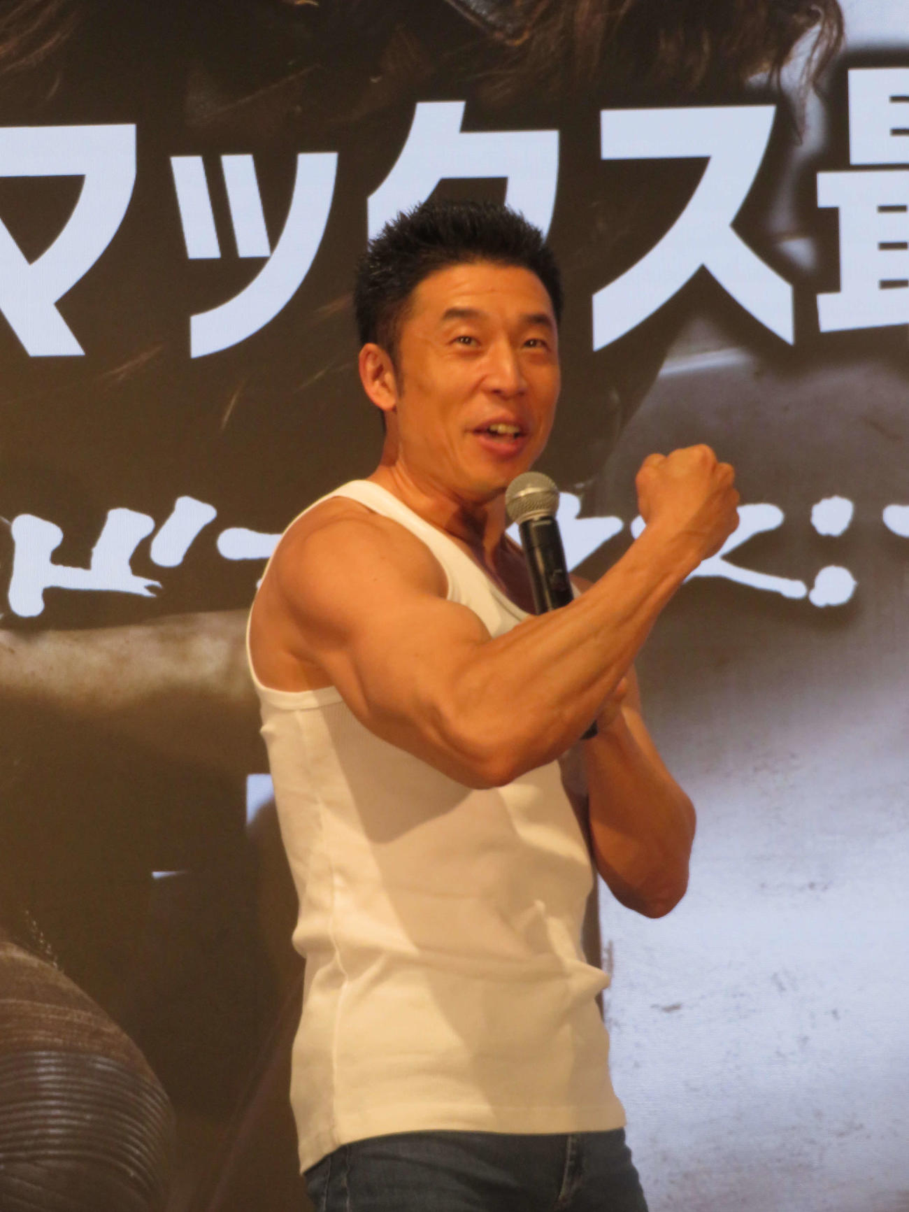 「マッドワールドV8展」オープニングイベントで、ギャグを披露する、なかやまきんに君（撮影・村上幸将）