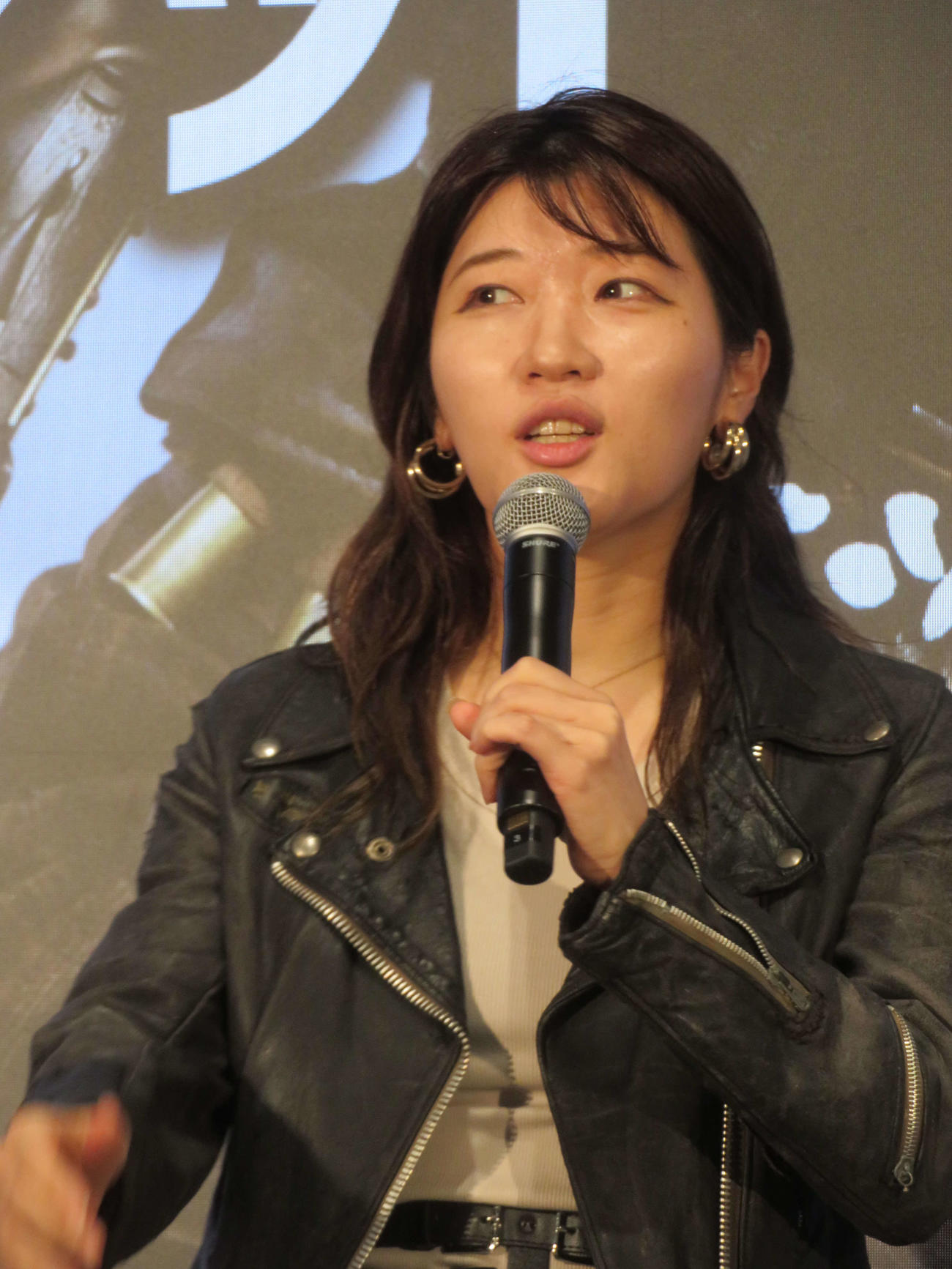 「マッドワールドV8展」オープニングイベントで、ーストラリアプレミアに登壇したヒコロヒー（撮影・村上幸将）