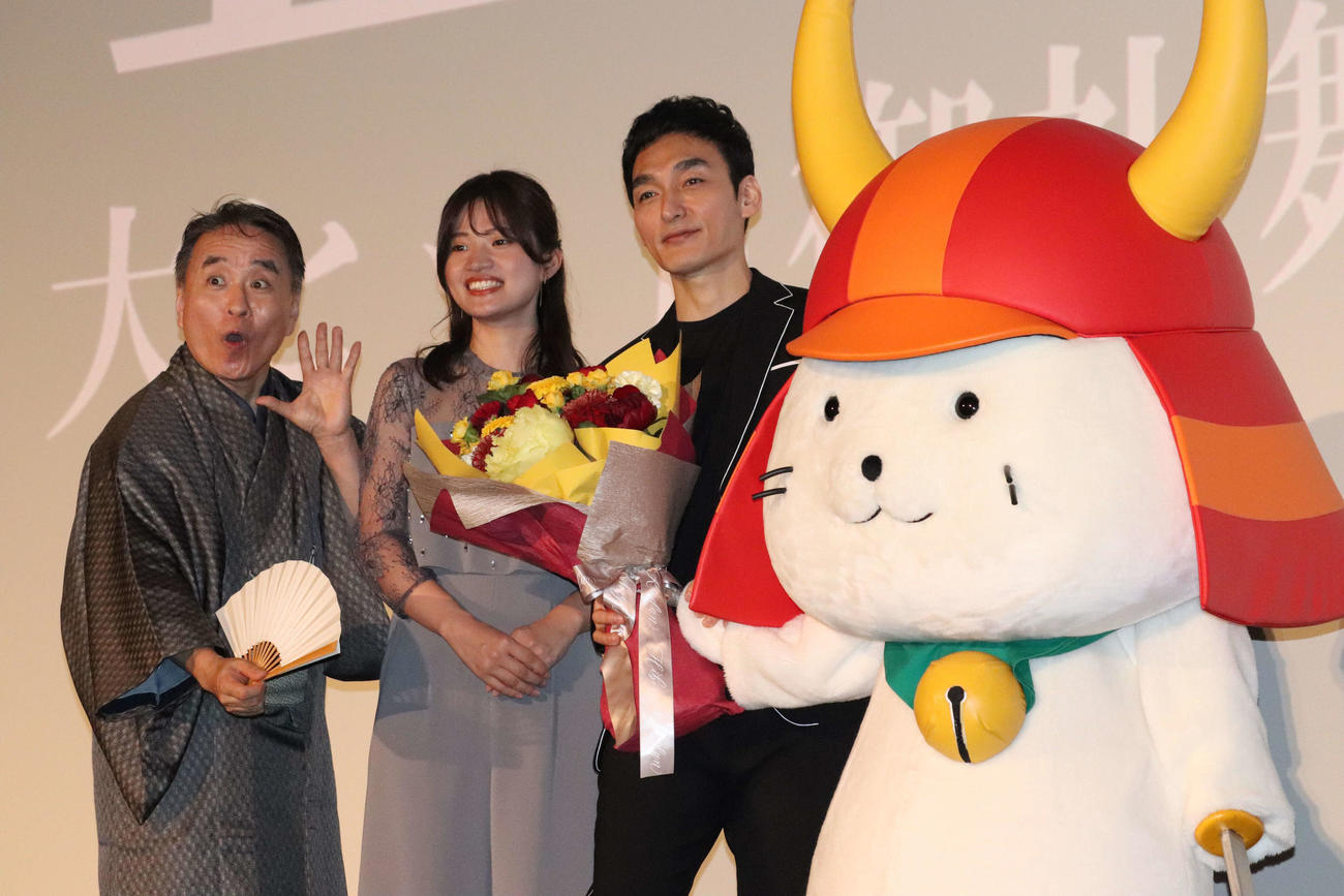 映画「碁盤斬り」大ヒット御礼舞台あいさつに登壇した、左から立川談慶、藤沢里菜、草なぎ剛、ひこにゃん（撮影・加藤理沙）
