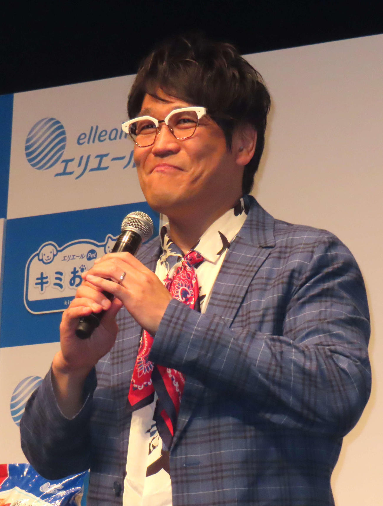 「エリエールpet　キミおもい」ブランドソング完成記念イベントに登壇した古坂大魔王