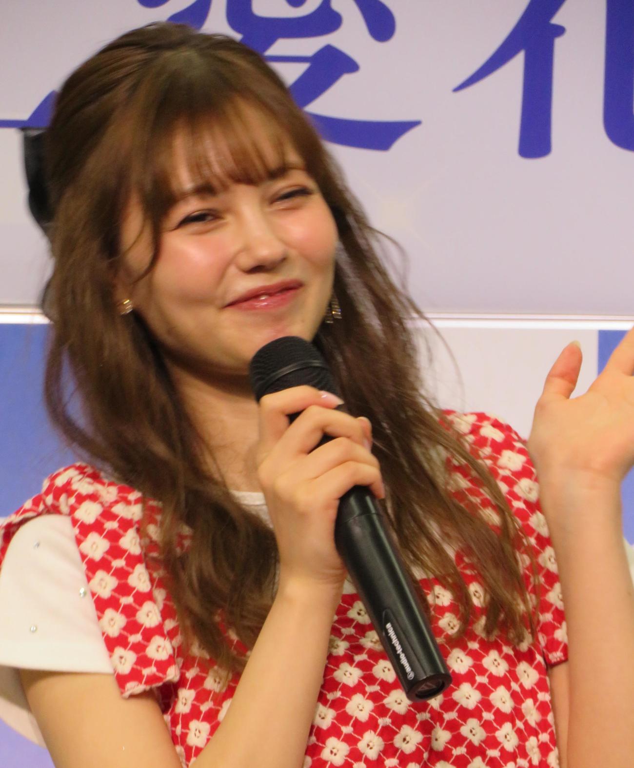 初の写真集「愛でる愛花」の発売記念会見を行った村上愛花