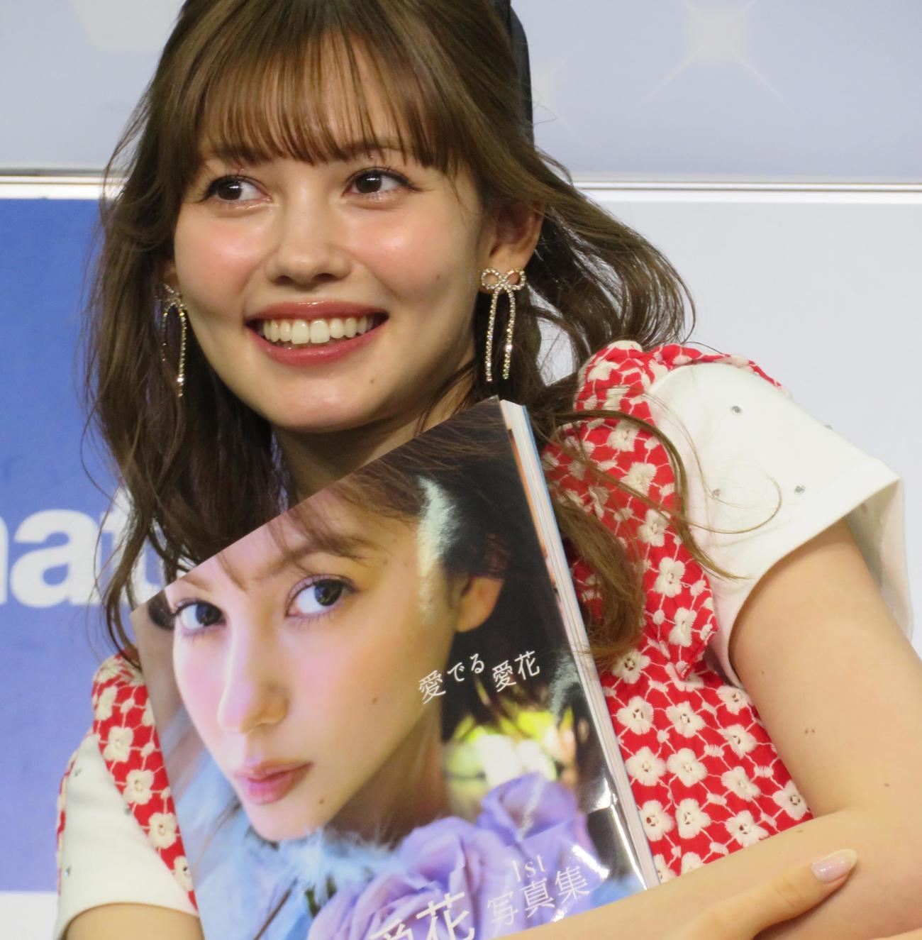 初の写真集「愛でる愛花」の発売記念会見を行った村上愛花