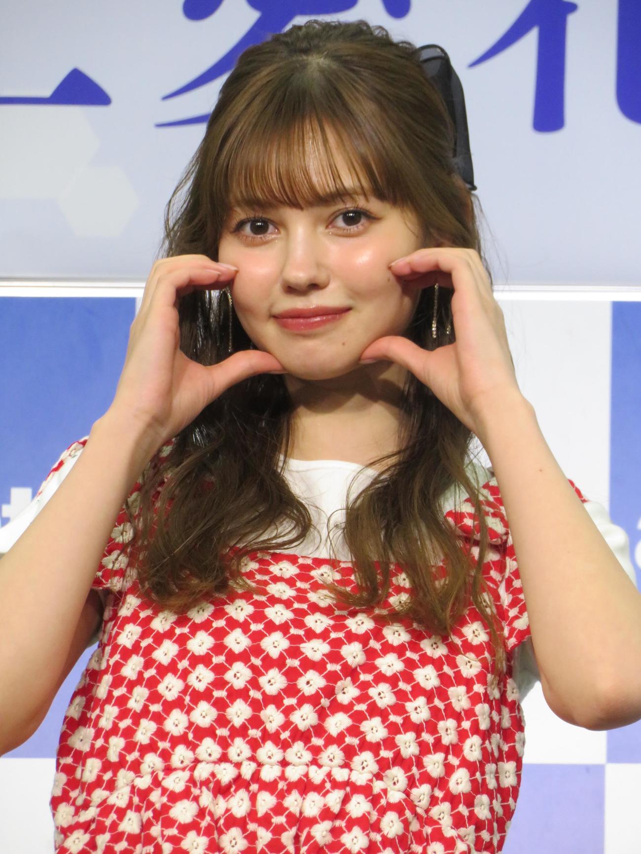 初の写真集「愛でる愛花」の発売記念会見を行った村上愛花