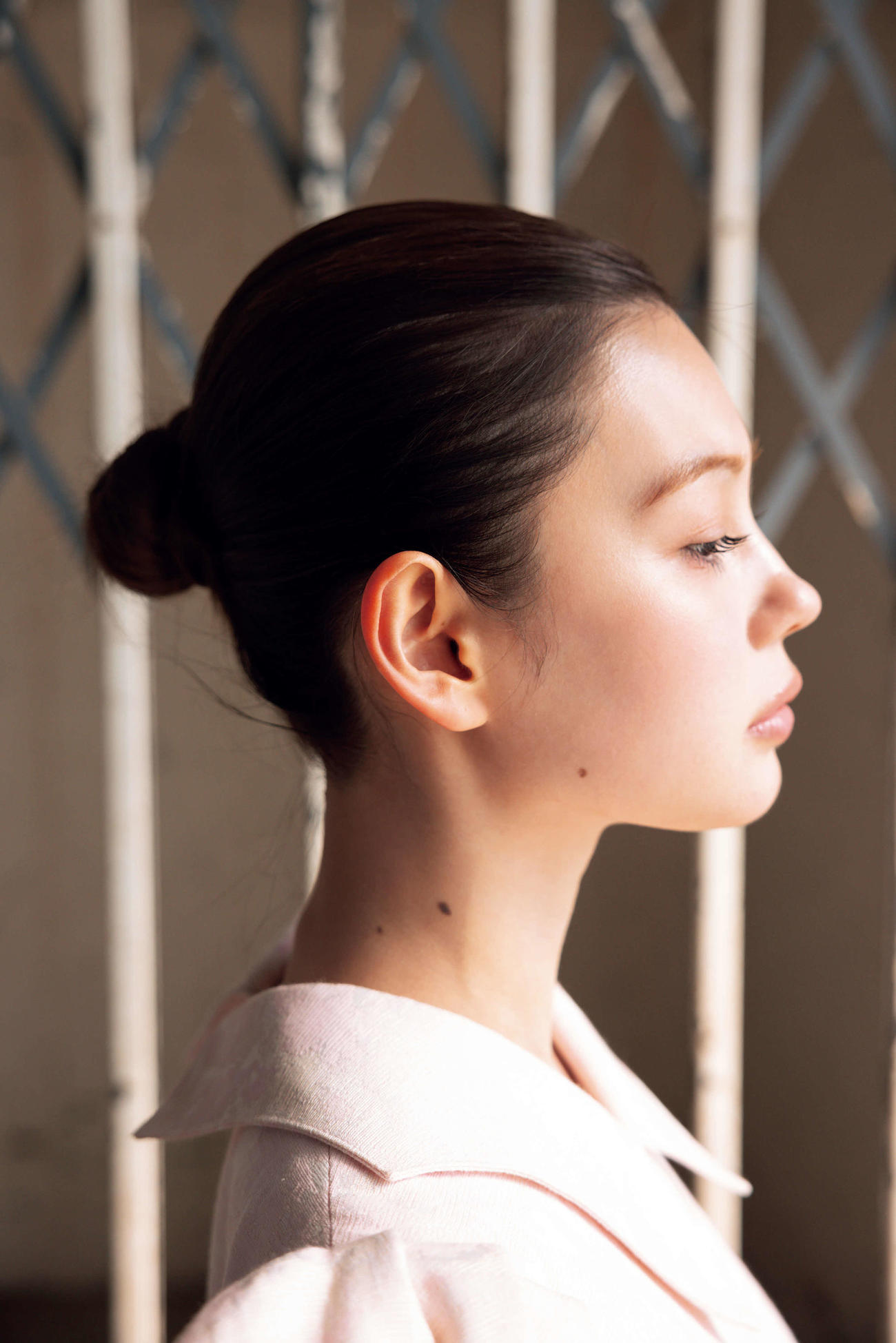 村上愛花の写真集「愛でる愛花」のショット（撮影・須江隆治／講談社）