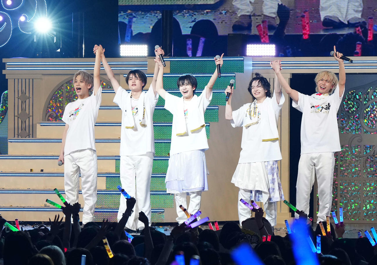 「みんな、ありがとう！」ファンの大声援に手を上げて応えるLilかんさい。左から當間琉巧、大西風雅、嶋崎斗亜、西村拓哉、岡崎彪太郎（撮影・たえ見朱実）