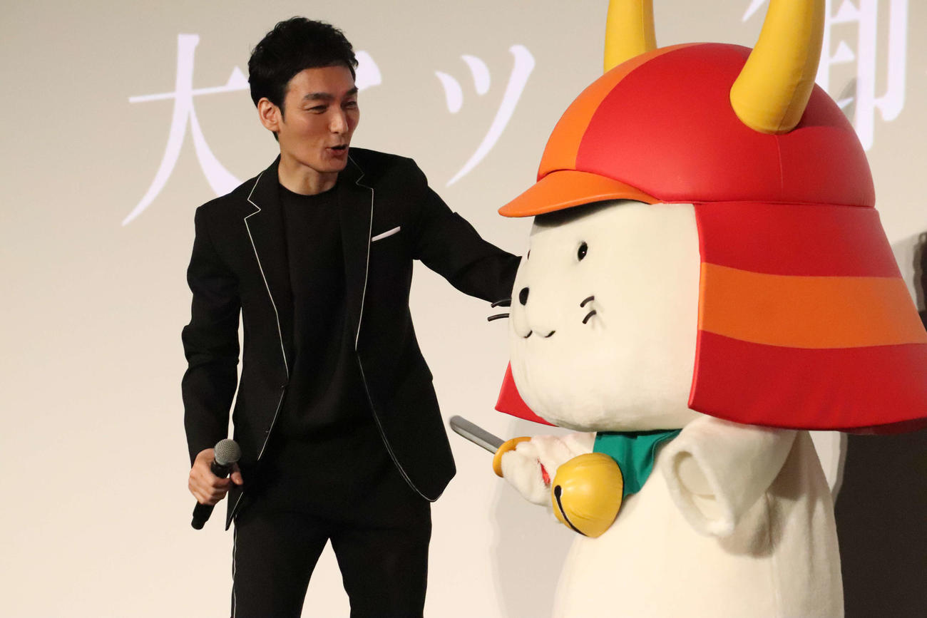 映画「碁盤斬り」大ヒット御礼舞台あいさつに登壇した草なぎ剛と初対面したひこにゃん（撮影・加藤理沙）