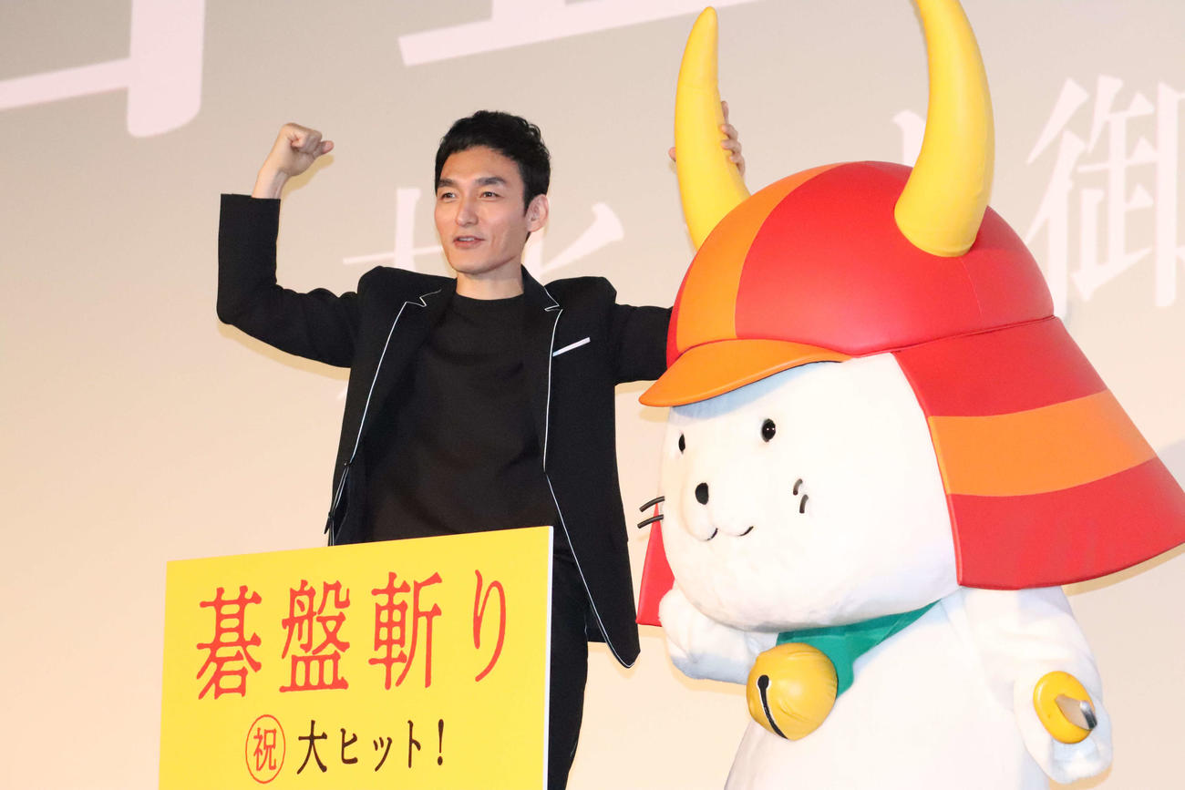 映画「碁盤斬り」大ヒット御礼舞台あいさつに登壇した草なぎ剛とひこにゃん（撮影・加藤理沙）