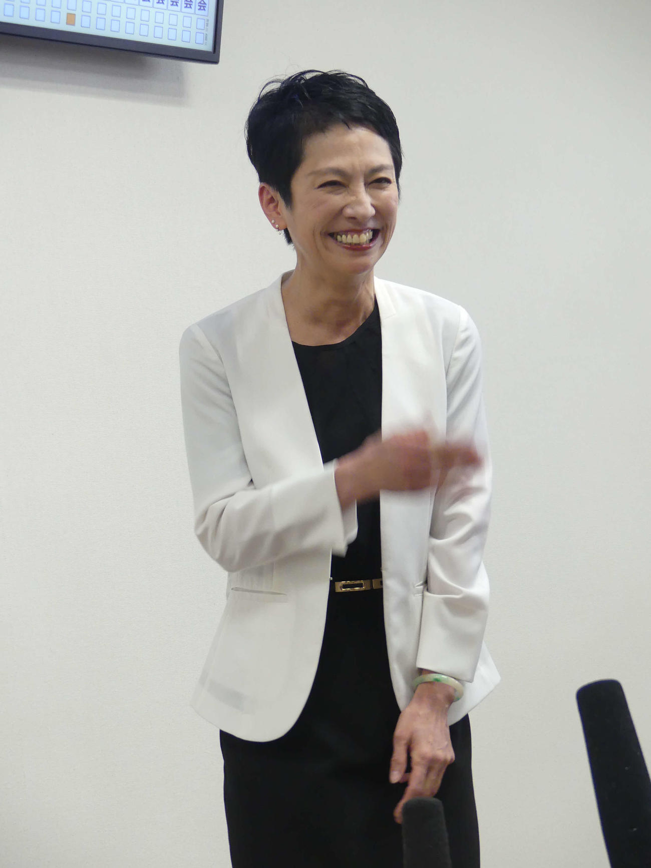 東京都議会の各会派にあいさつ回りに訪れた後、取材に応じる立憲民主党の蓮舫参院議員（撮影・中山知子）