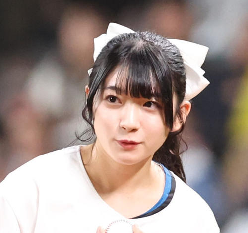 声優・進藤あまね、ミニスカ姿で美脚高く上げ見事な投球姿披露「背番号４の勝利の女神様」