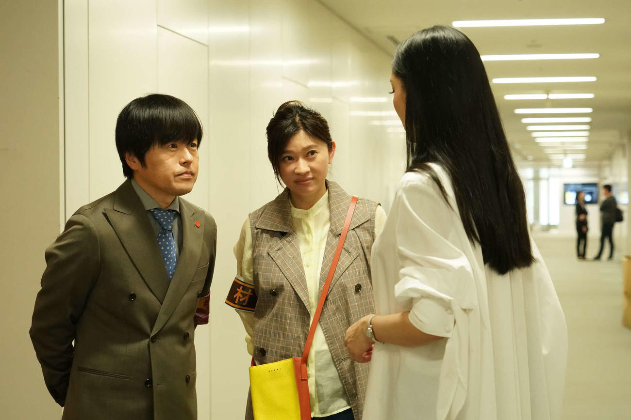フジテレビ系「イップス」に出演するバカリズム、篠原涼子、アンミカ（C）フジテレビ