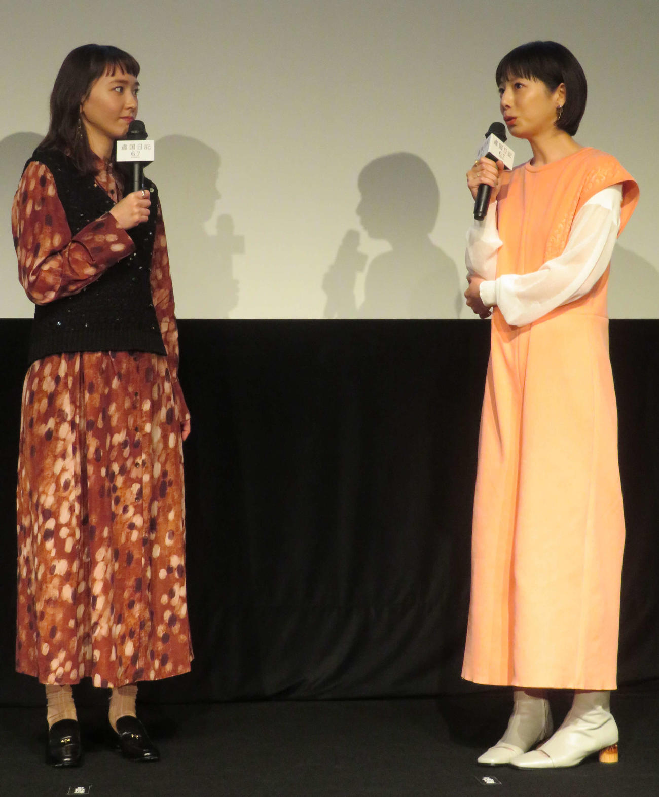 映画「違国日記」公開直前イベントで語り合う新垣結衣（左）と夏帆（撮影・村上幸将）