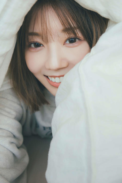 日向坂46高本彩花の初写真集「僕の記憶の中で」からお布団ショット公開　東名阪でパネル展も開催