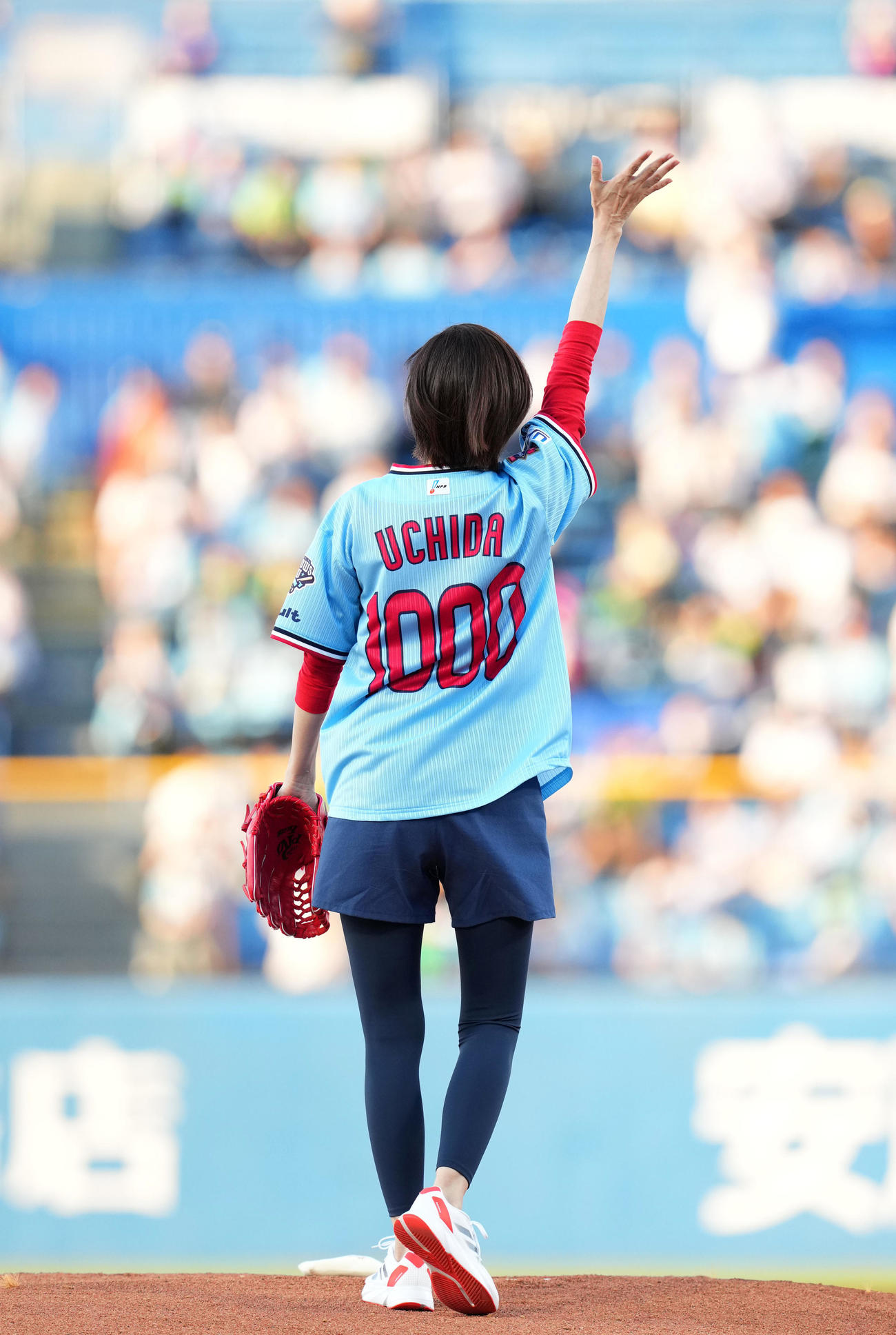 ヤクルト対ロッテ　始球式を終え声援に応える内田有紀（撮影・横山健太）
