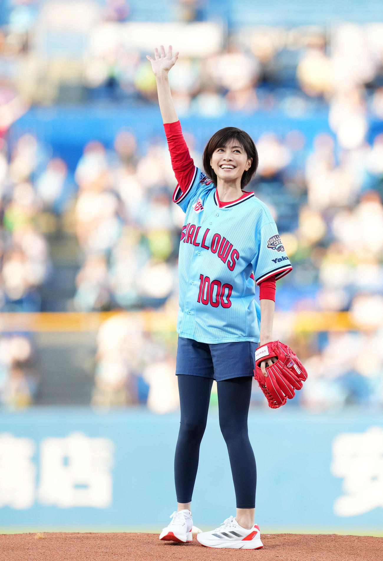 ヤクルト対ロッテ　始球式を終え声援に応える内田有紀（撮影・横山健太）