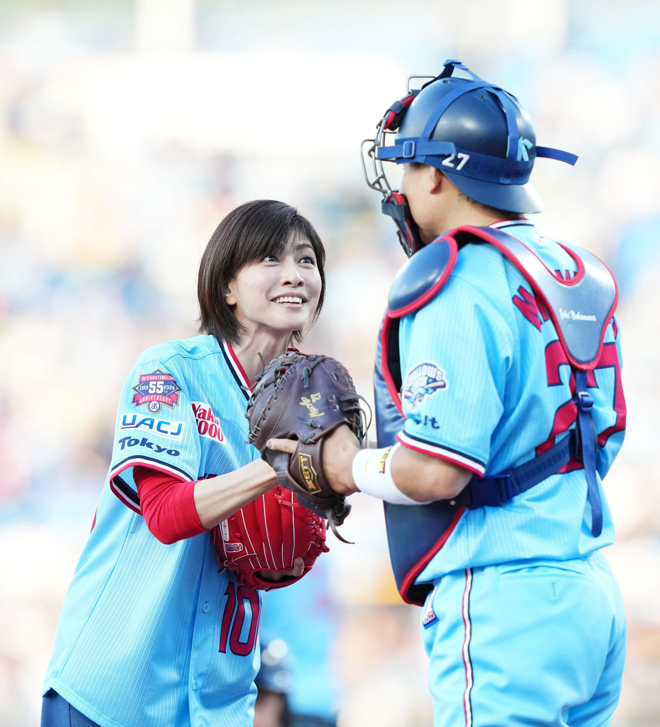 ヤクルト対ロッテ　始球式を終えヤクルト中村（右）からボールを受け取る内田有紀（撮影・横山健太）