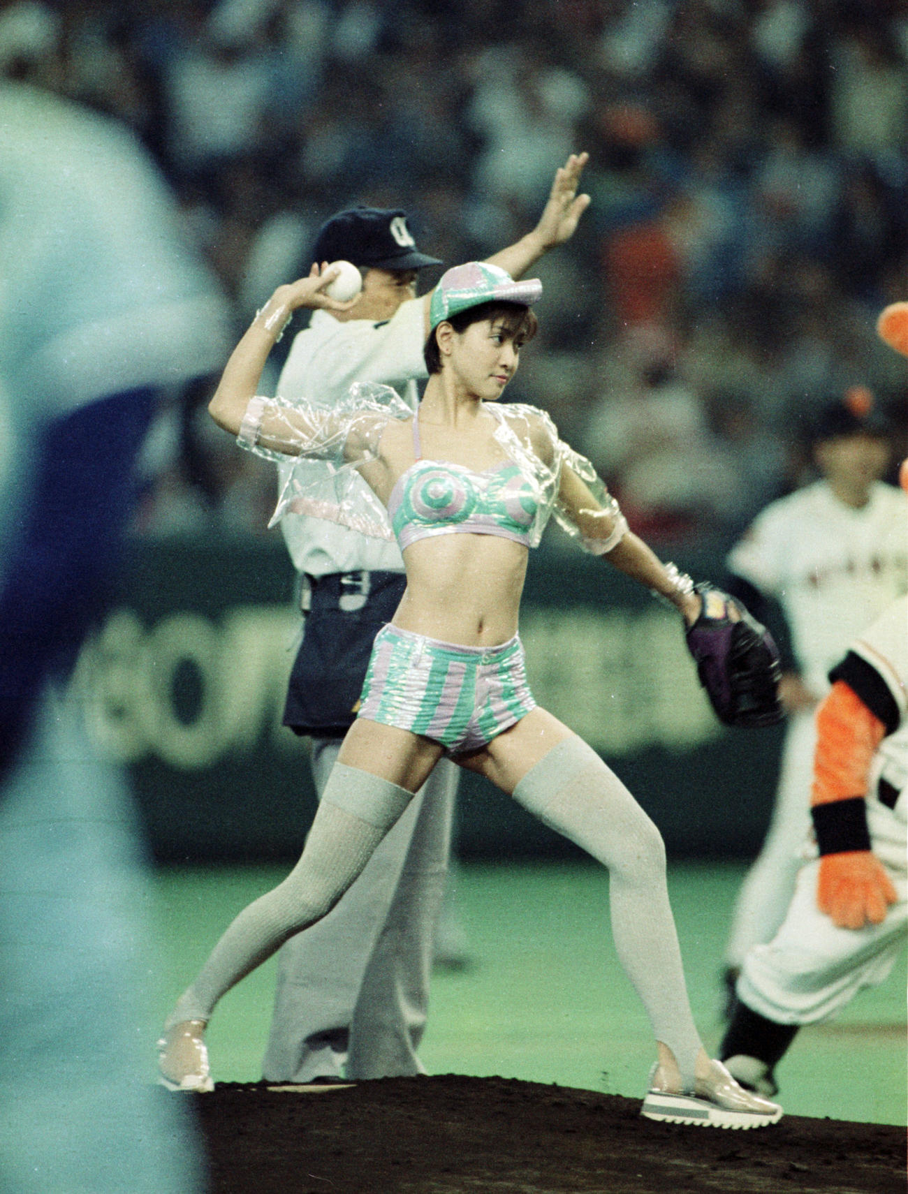 94年4月、巨人対ヤクルトの開幕戦で始球式を務める内田有紀