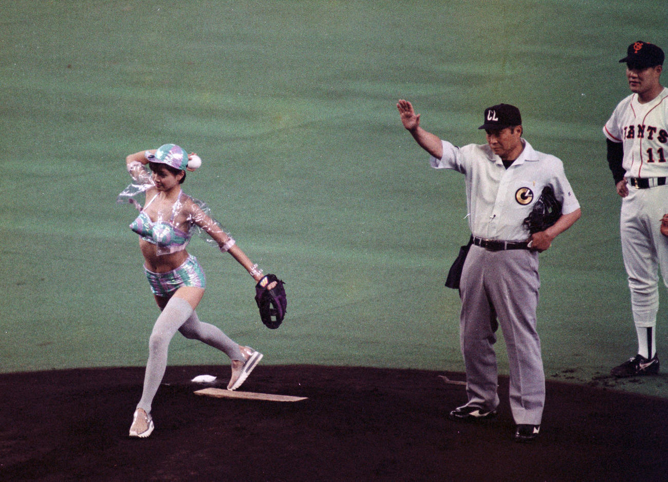 94年4月、巨人対ヤクルトの開幕戦で始球式を務める内田有紀