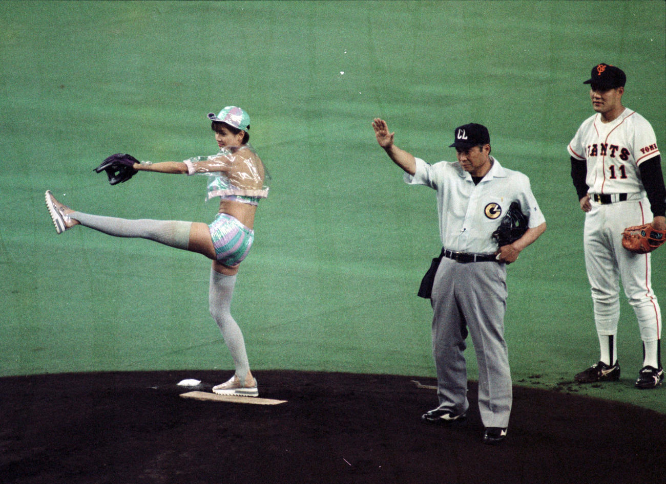 94年4月、巨人対ヤクルトの開幕戦で始球式を務める内田有紀