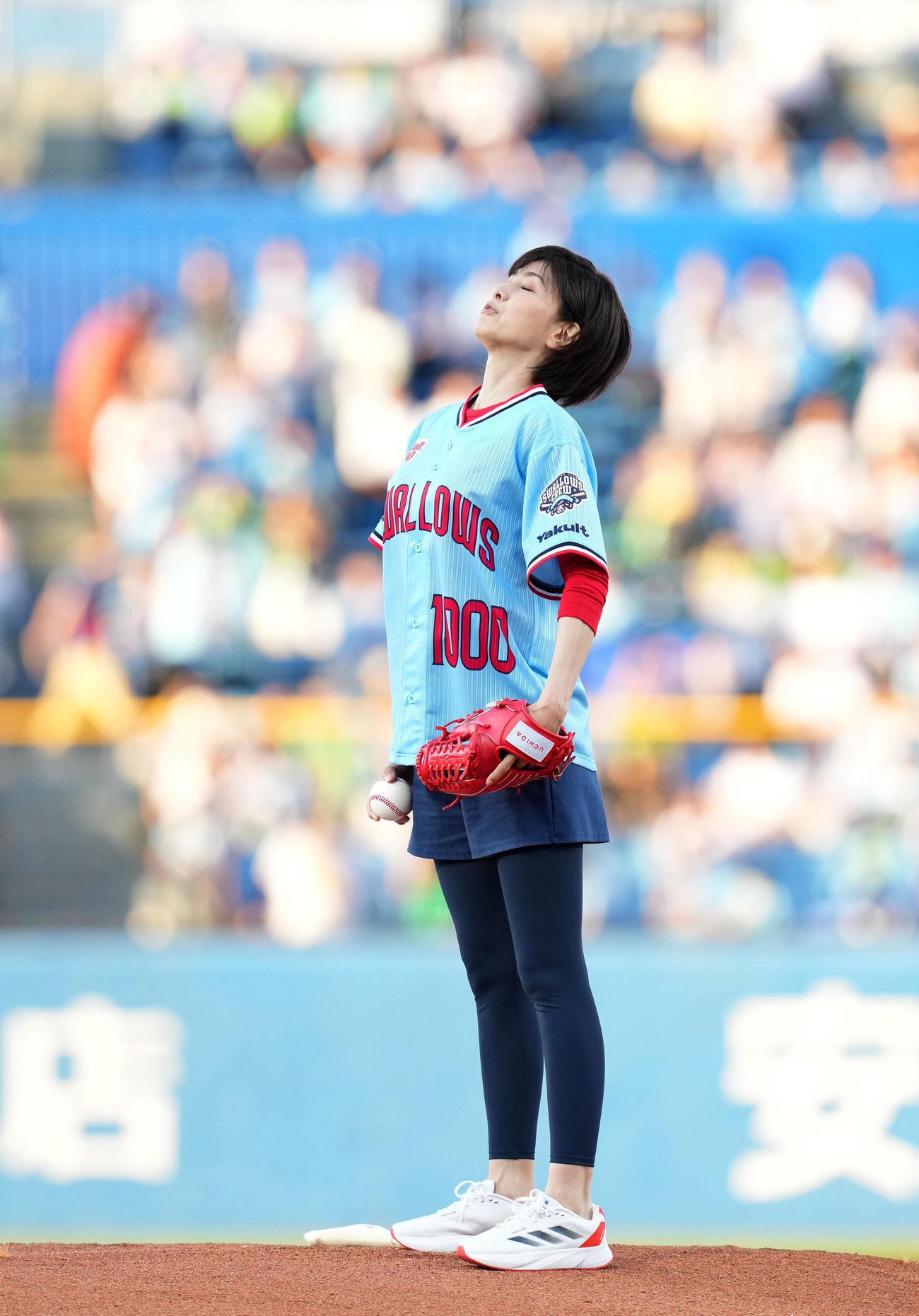 ヤクルト対ロッテ　始球式に登場した内田有紀（撮影・横山健太）