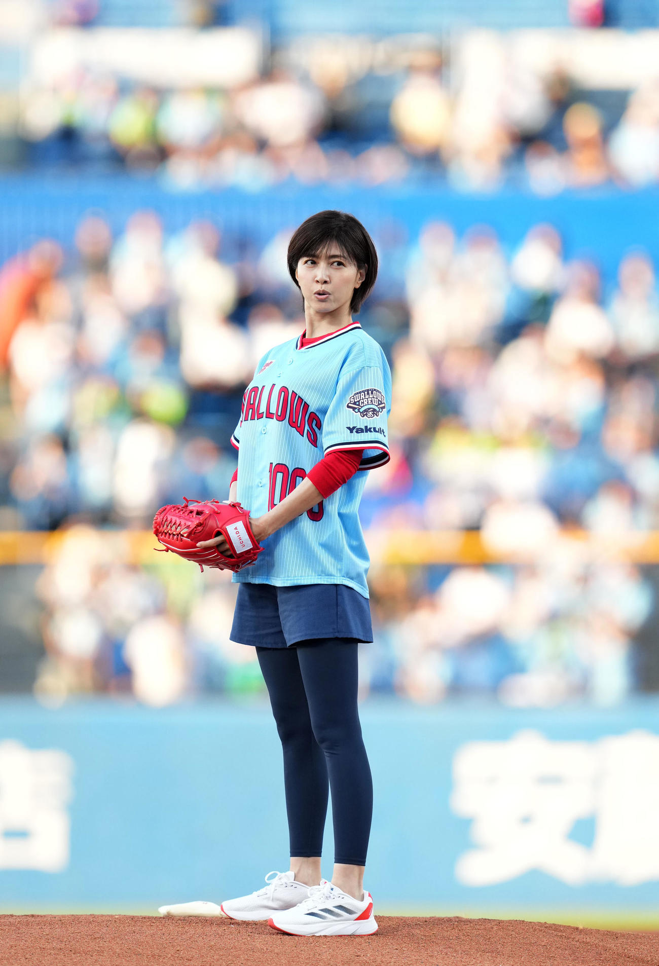 ヤクルト対ロッテ　始球式をする内田有紀（撮影・横山健太）