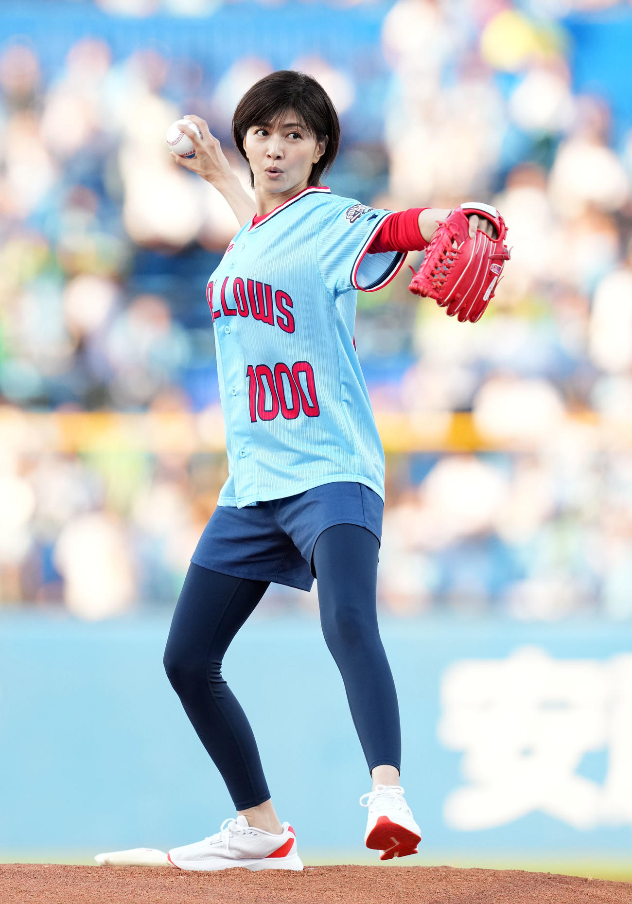 ヤクルト対ロッテ　始球式をする内田有紀（撮影・横山健太）