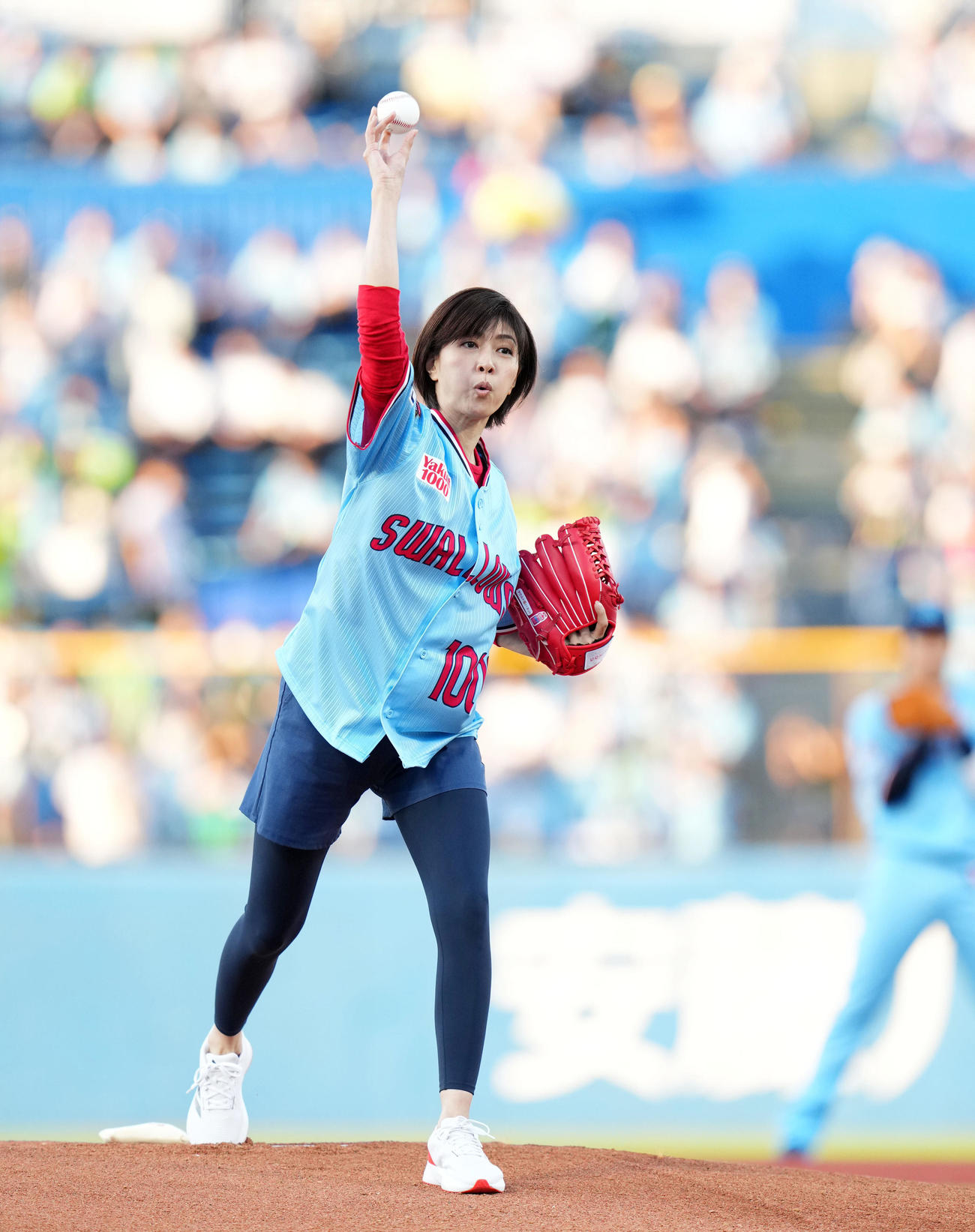ヤクルト対ロッテ　始球式をする内田有紀（撮影・横山健太）