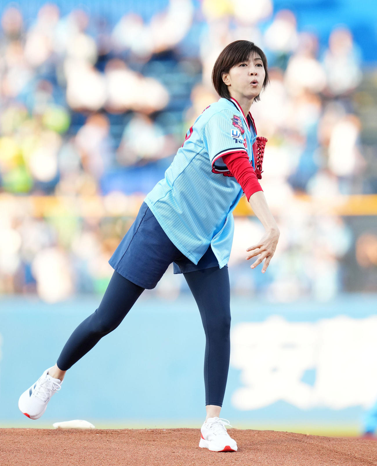 ヤクルト対ロッテ　始球式をする内田有紀（撮影・横山健太）