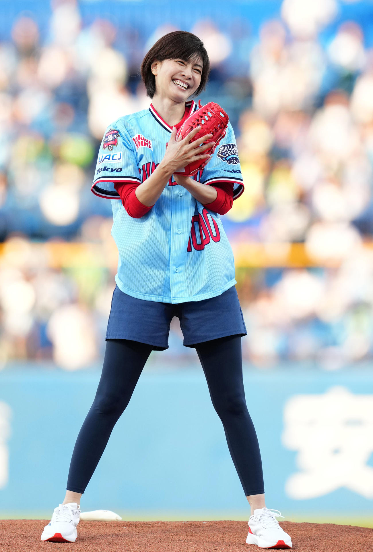 ヤクルト対ロッテ　始球式を終え笑顔を見せる内田有紀（撮影・横山健太）