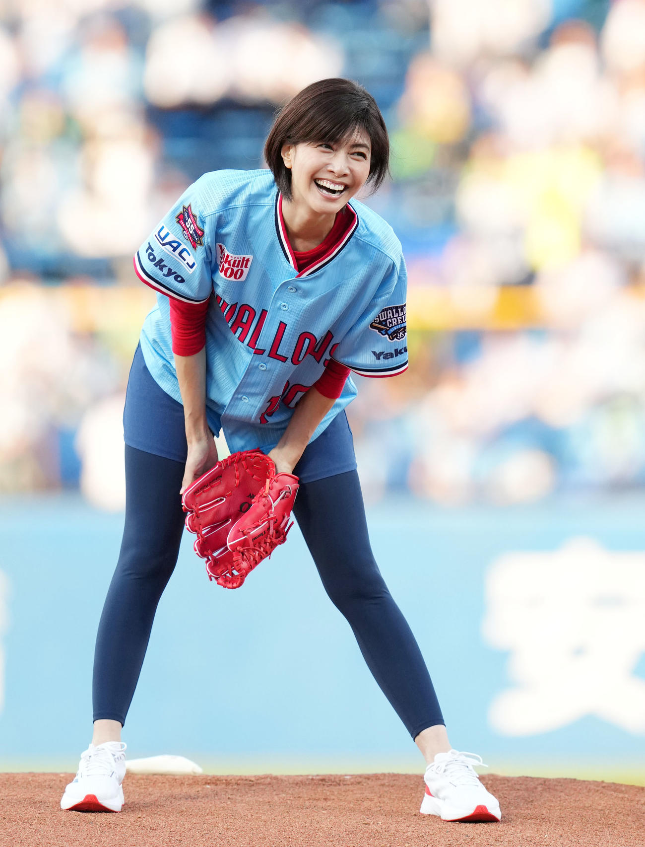 ヤクルト対ロッテ　始球式を終え笑顔を見せる内田有紀（撮影・横山健太）