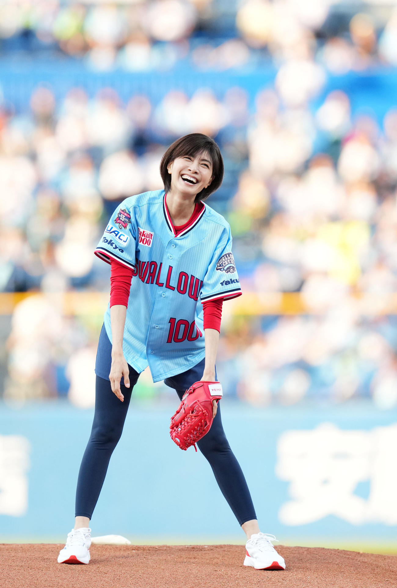ヤクルト対ロッテ　始球式を終え笑顔を見せる内田有紀（撮影・横山健太）