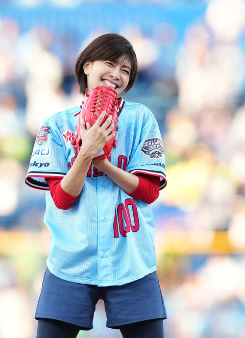 48歳内田有紀の美貌、始球式一夜明けても興奮の声　29年前の“伝説”透明ビニール水着も話題