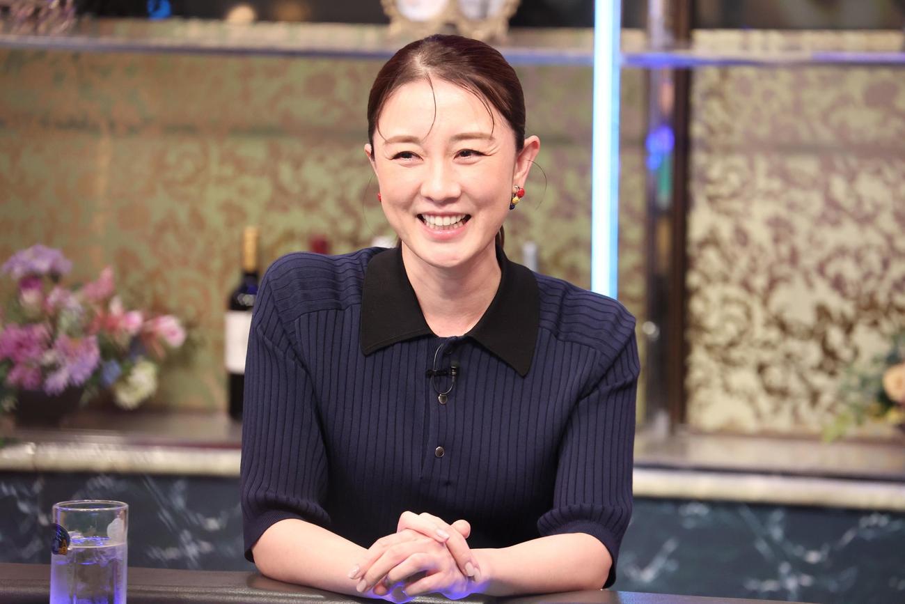 「酒のツマミになる話」に出演する伊藤歩（C）フジテレビ