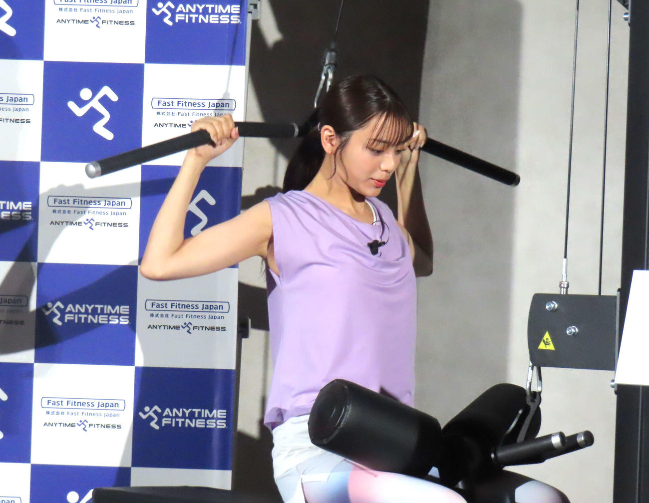 トレーニングに挑戦する貴島明日香