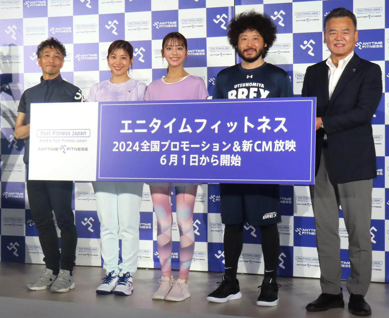 「エニタイムフィットネス　2024全国プロモーション＆新CM発表会」に登壇した、左から関西福祉科学大学教授の重森健太氏、潮田玲子さん、貴島明日香、田臥勇太、Fast Fitness Japn山部清明氏