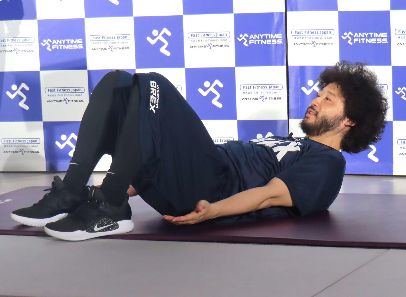 トレーニングをレクチャーする田臥勇太