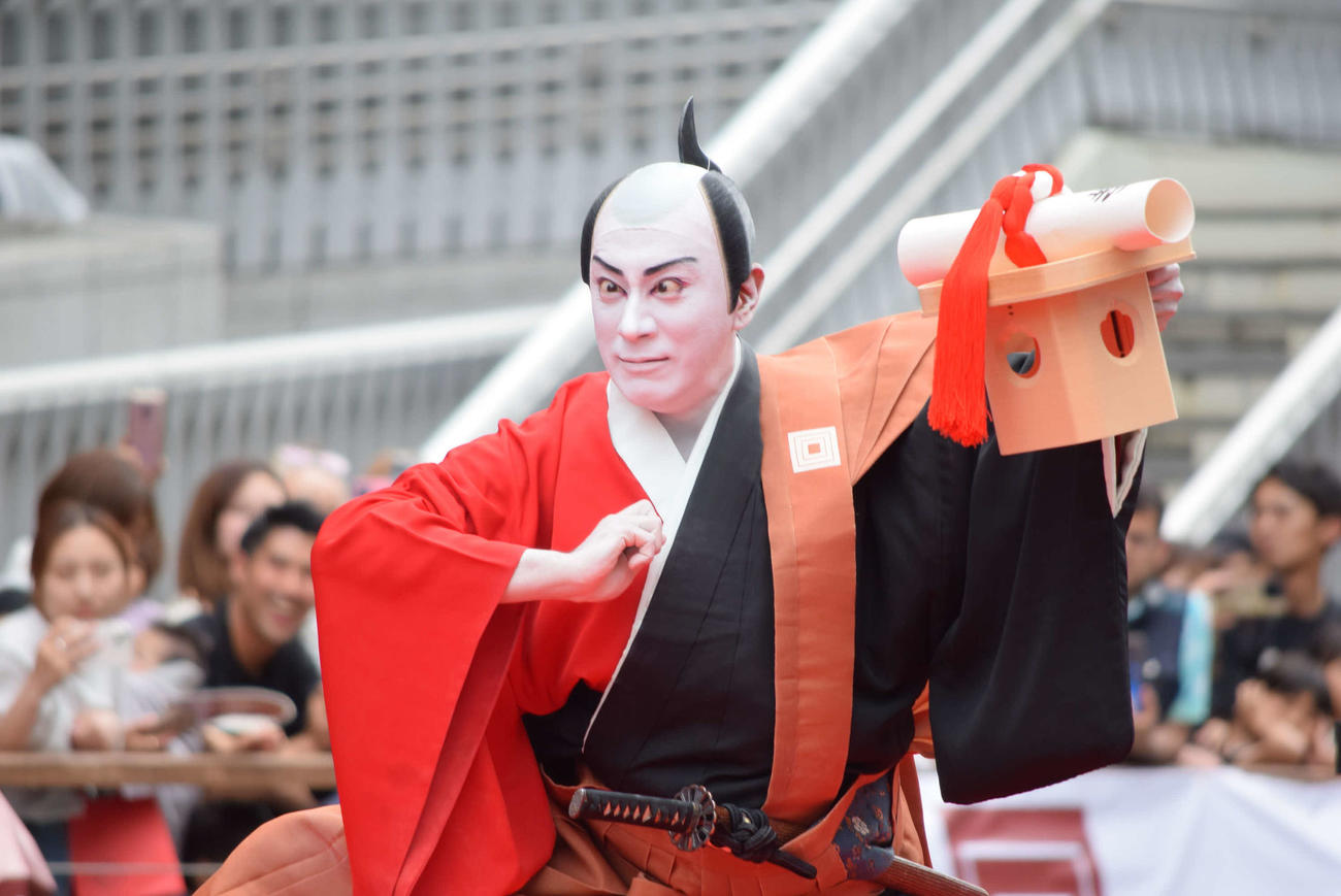 道頓堀で「にらみ」を披露した13代目市川團十郎白猿（撮影・阪口孝志）