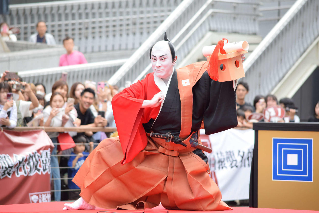 道頓堀で「にらみ」を披露した13代目市川團十郎白猿（撮影・阪口孝志）