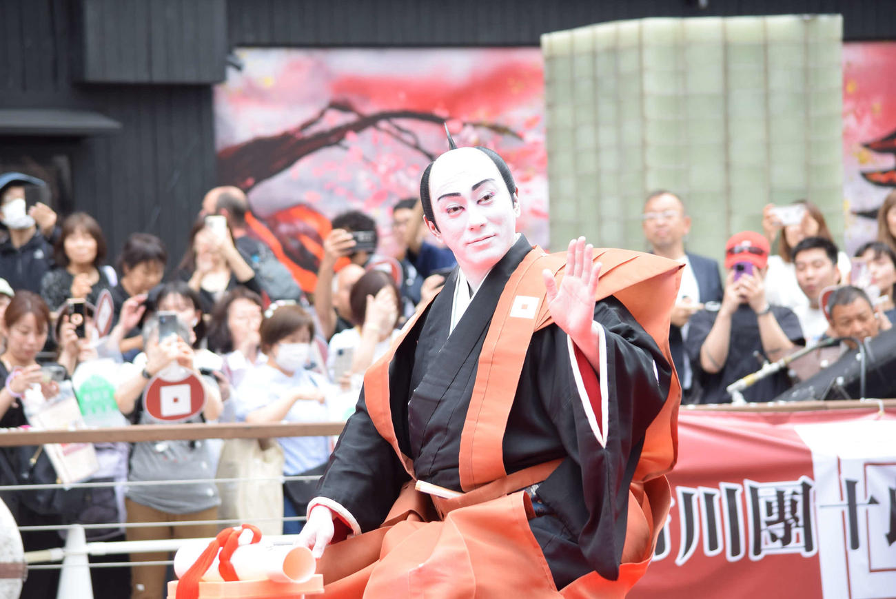 手を振る13代目市川團十郎白猿（撮影・阪口孝志）