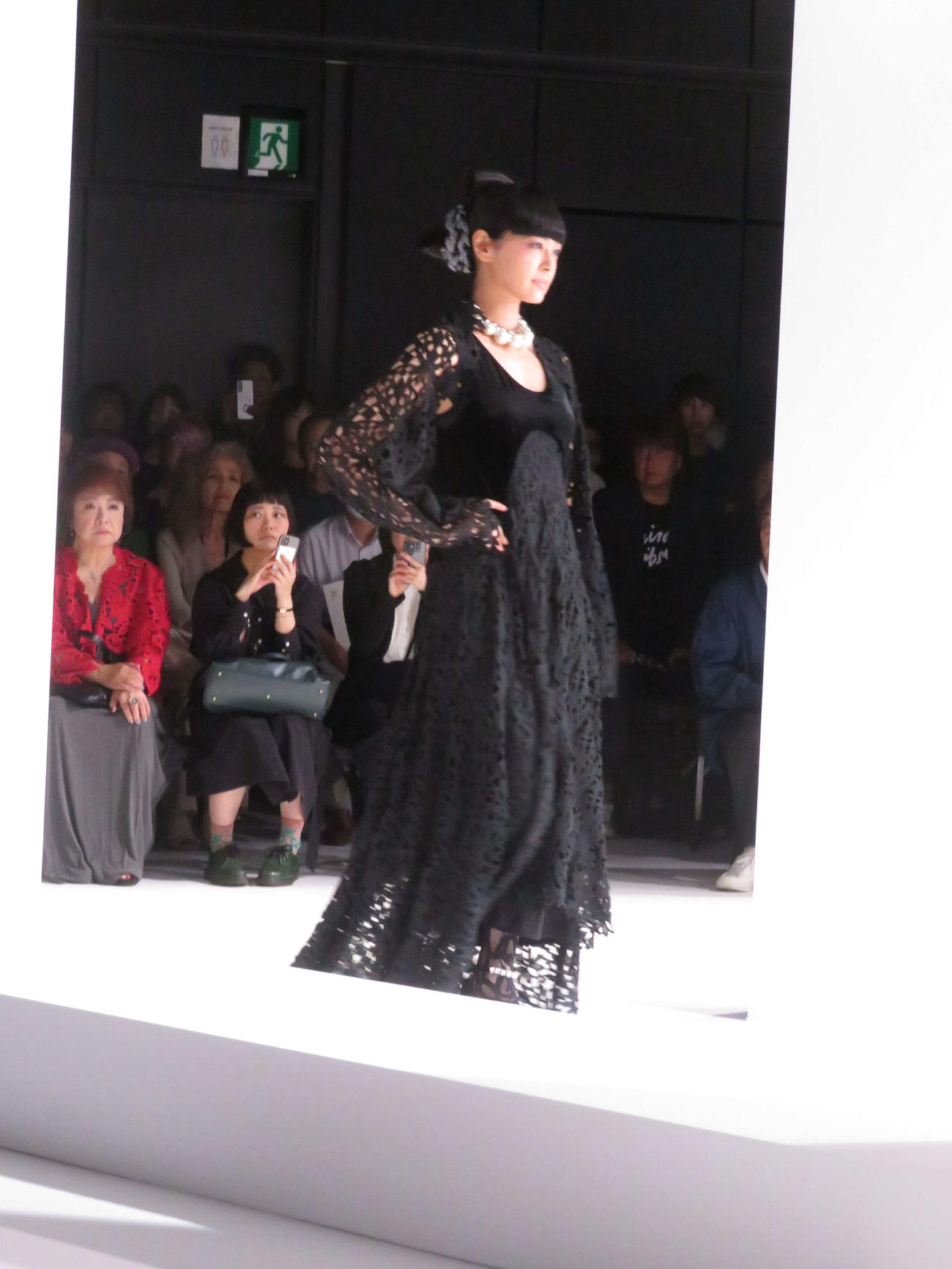 「ヒロココシノ」の2024年秋冬コレクションランウエーショーに、ゲストモデルとして出演した黒谷友香（撮影・村上幸将）