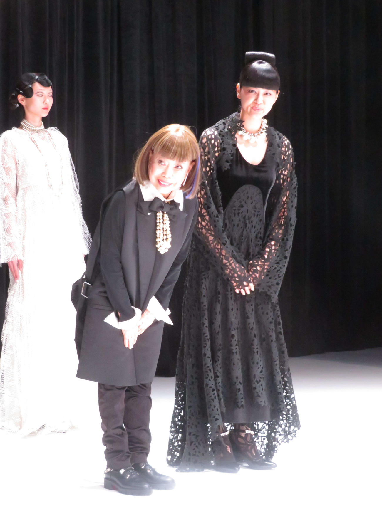 「ヒロココシノ」の2024年秋冬コレクションランウエーショーにゲストモデルとして出演し、ヒロココシノ氏と最後に登場した黒谷友香（右）（撮影・村上幸将）
