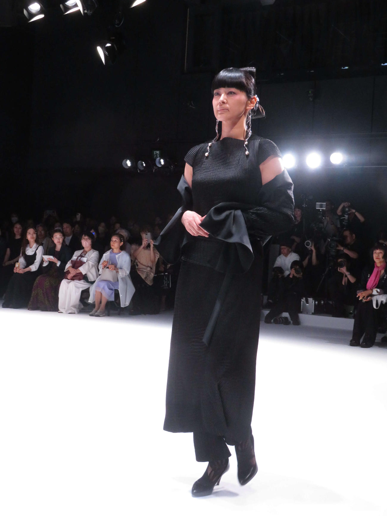 「ヒロココシノ」の2024年秋冬コレクションランウエーショーに、ゲストモデルとして出演した黒谷友香（撮影・村上幸将）