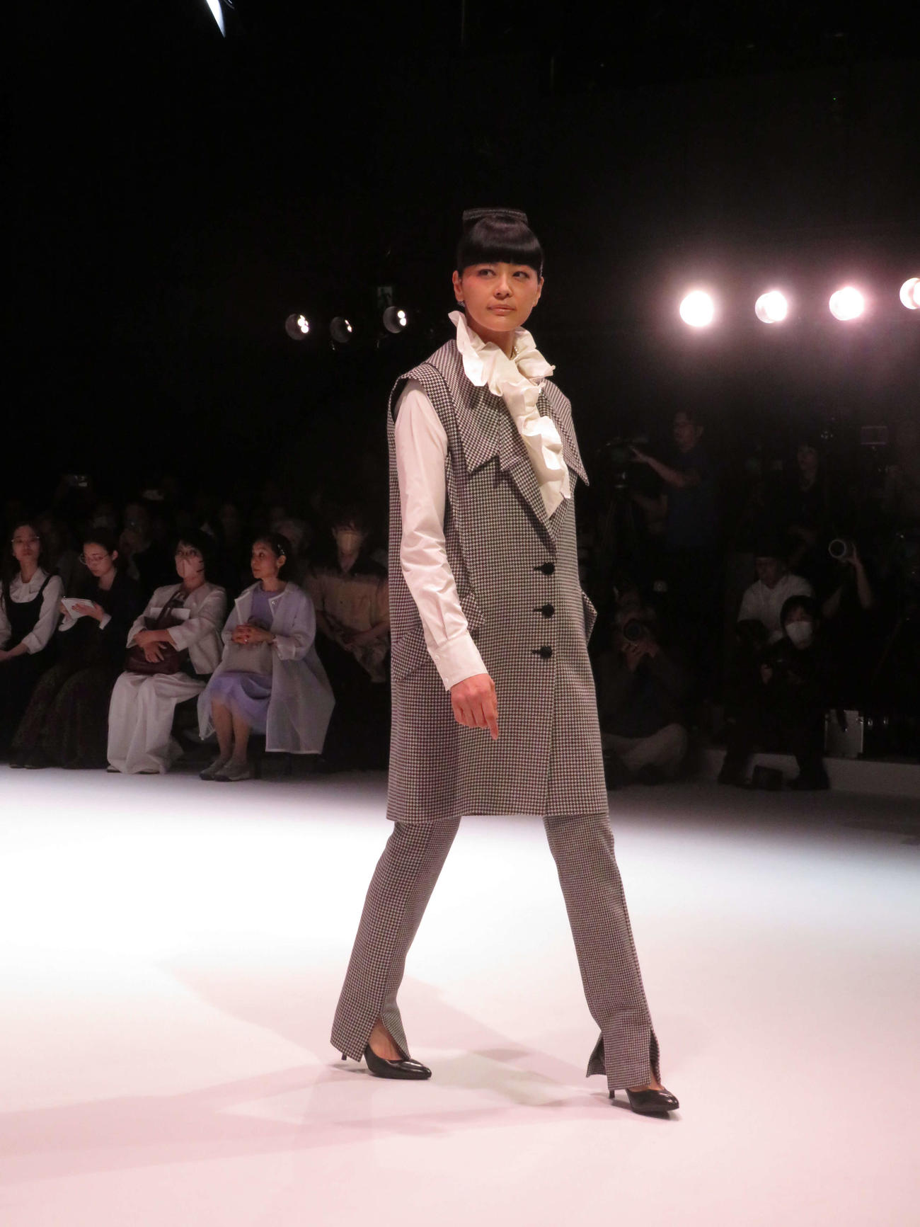 「ヒロココシノ」の2024年秋冬コレクションランウエーショーに、ゲストモデルとして出演した黒谷友香（撮影・村上幸将）