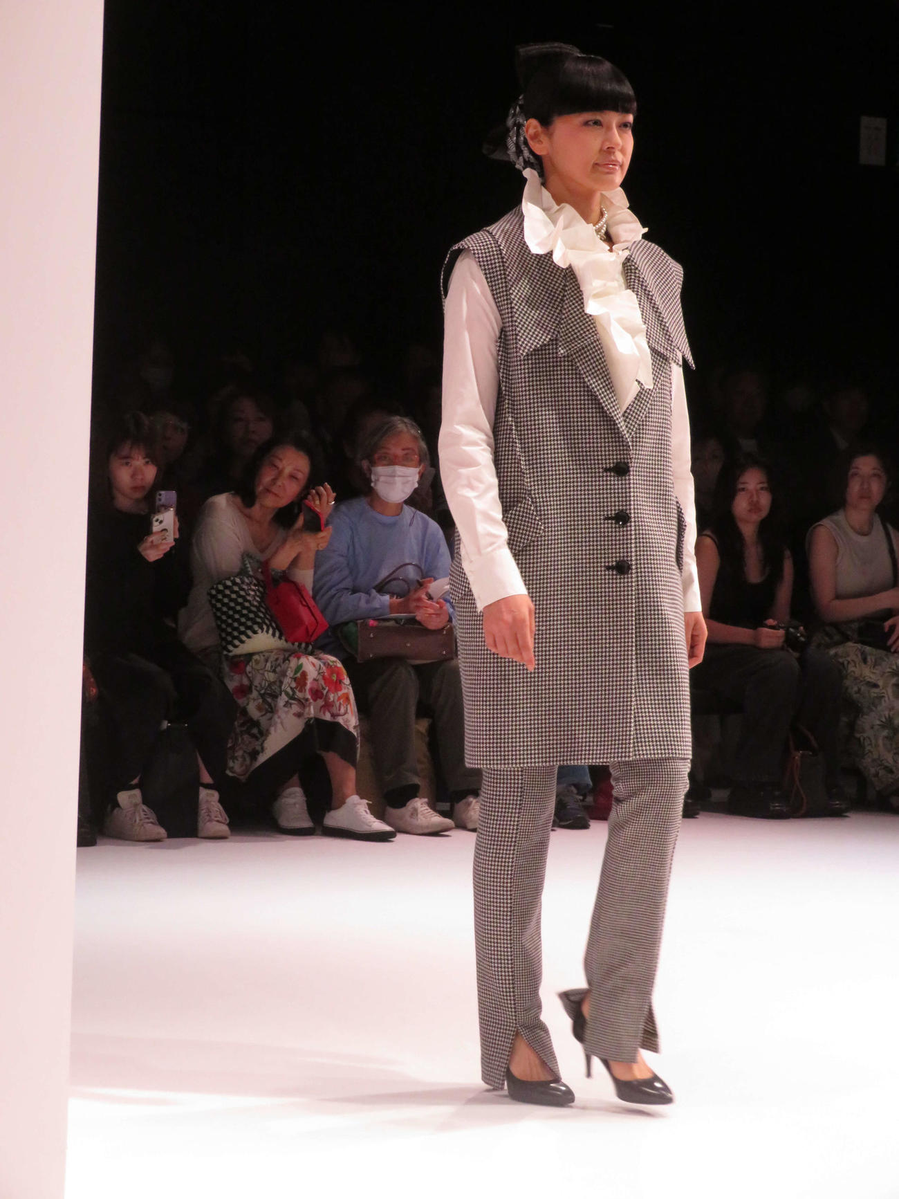 「ヒロココシノ」の2024年秋冬コレクションランウエーショーに、ゲストモデルとして出演した黒谷友香（撮影・村上幸将）