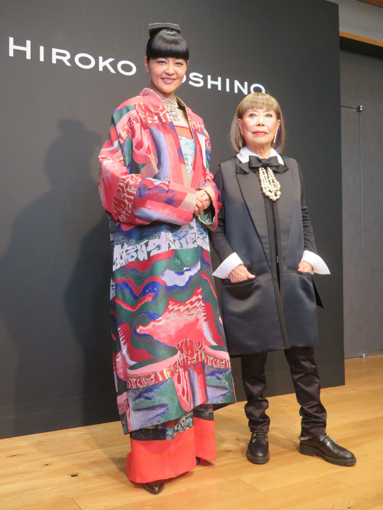 「ヒロココシノ」2024年秋冬コレクションランウエーショーにゲストモデルとして出演した黒谷友香（左）とコシノヒロコ氏（撮影・村上幸将）